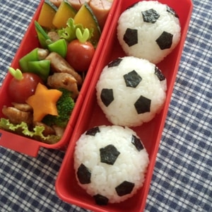 男の子のお弁当に★サッカーボールのおにぎりさん♪